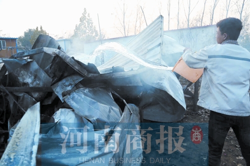 還有零星的火苗沒滅，有人在拿水澆