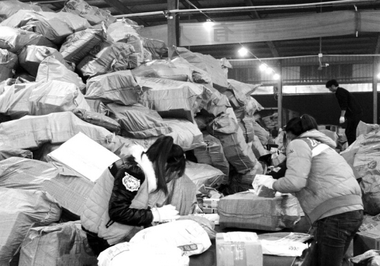 “雙十一”過后快遞業(yè)迎來投遞高峰，鄭州一家快遞公司網(wǎng)點(diǎn)內(nèi)，快遞堆積如山，分揀員24小時(shí)不間斷工作