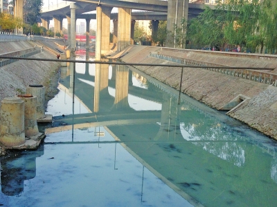 河東側(cè)的污水管道正向河里排污水