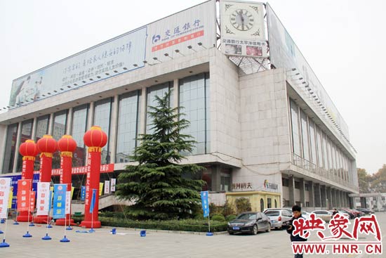 11月28日，記者從鄭州市政府獲悉，河南省人民會(huì)堂決定拆除違法存在10多年的巨型樓頂廣告。