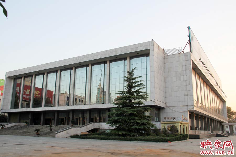 省人民會(huì)堂樓頂西側(cè)的廣告牌已經(jīng)全部拆除完畢，現(xiàn)場(chǎng)的施工人員和機(jī)械設(shè)備已經(jīng)全部撤離。