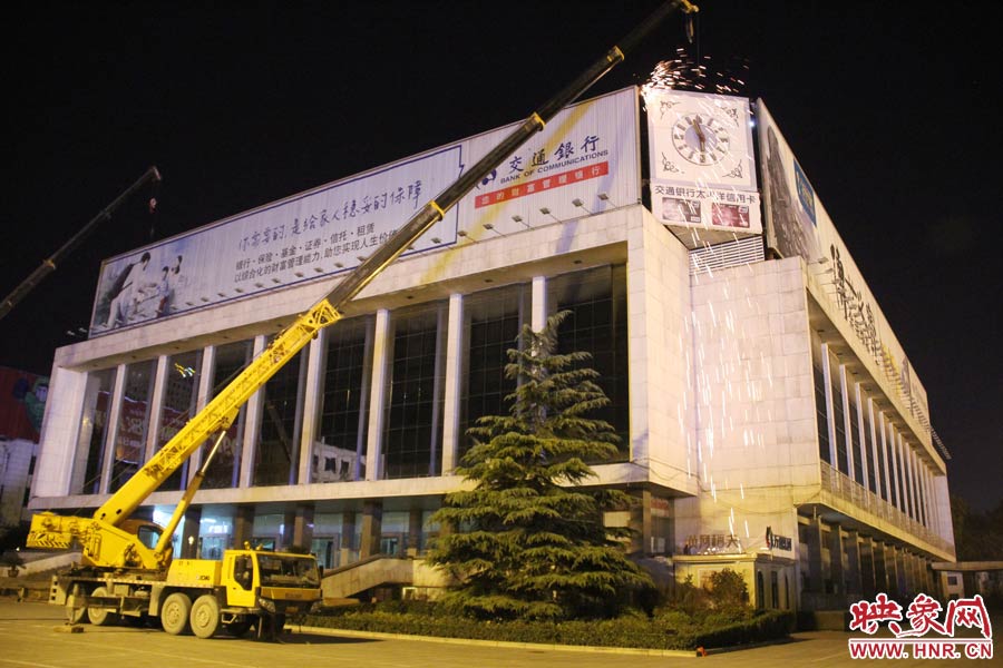 21點(diǎn)50分，切割機(jī)開始對(duì)中間最小的一塊牌進(jìn)行切割。頂著“呼呼”的寒風(fēng)，巨大廣告牌上火花四濺。