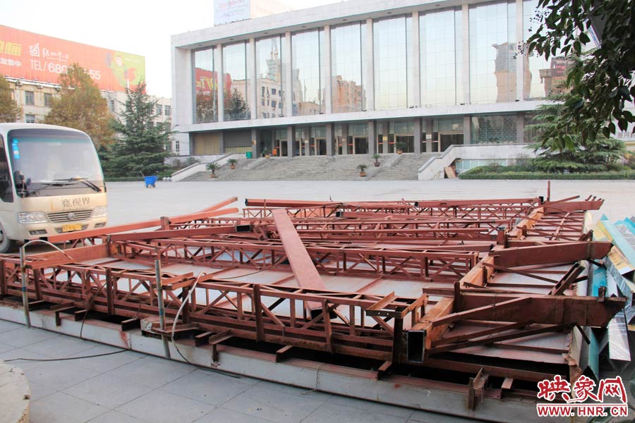 受天氣影響，拆除工作暫時(shí)中止。