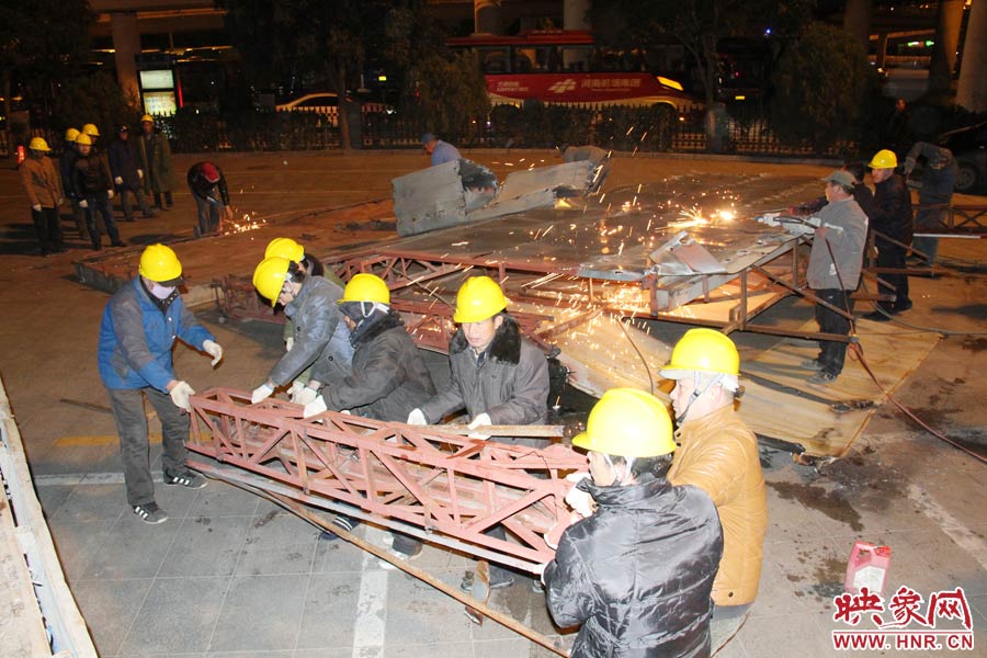 工人們揮動(dòng)鐵錘，加快拆除進(jìn)度。