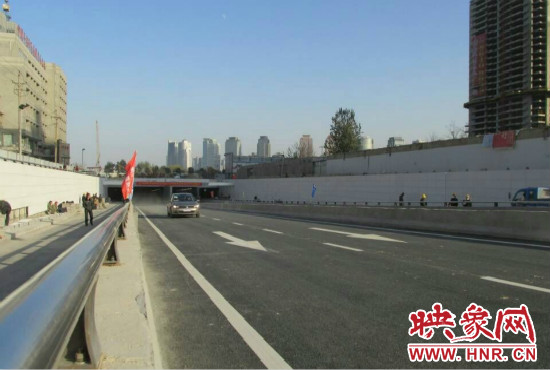 紅專(zhuān)路下穿中州大道隧道工程西起紅專(zhuān)路與姚寨路交叉口，東至紅專(zhuān)路與龍湖外環(huán)路交叉口。