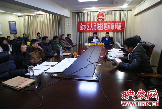 12月2日上午9點，鄭州市金水區(qū)法院將法庭搬到了經(jīng)八路辦事處，并案審理了這6起勞務(wù)糾紛案件。