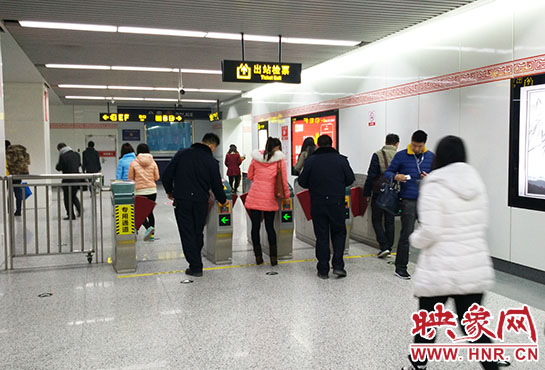 出站閘機(jī)口并沒有地鐵工作人員。