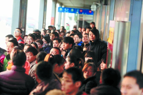 早高峰期，很多上班族在此換乘