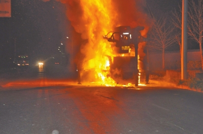 火勢異常兇猛,消防官兵都無法靠近。