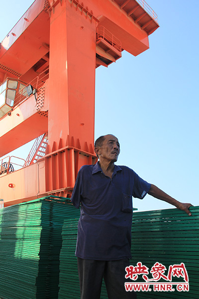 2014年7月31日，淅川縣九重鎮(zhèn)陶岔村獨(dú)臂護(hù)水員李進(jìn)群在淅川渠首。