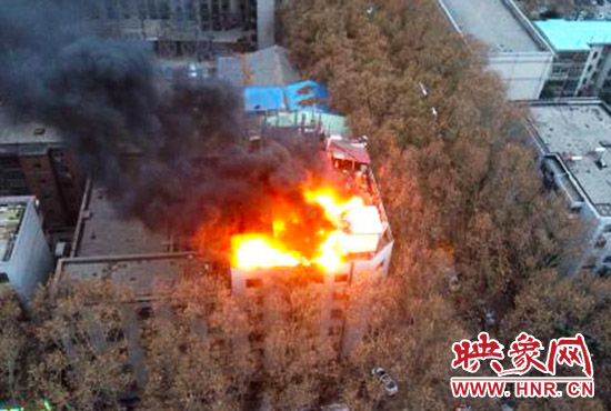 著火的為樓頂?shù)暮?jiǎn)易房 著火的為樓頂?shù)暮?jiǎn)易房