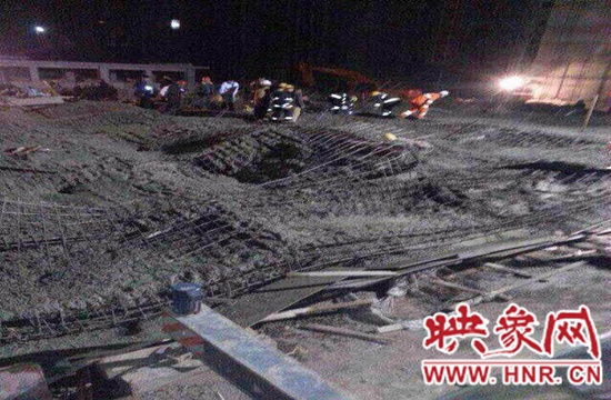 圖為事故現(xiàn)場情況，當?shù)厝罕姽﹫D。