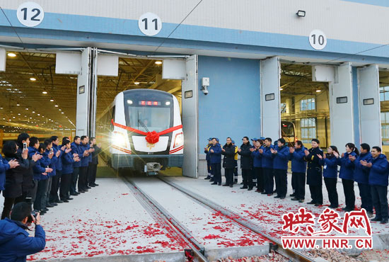 2013年12月28日鄭州地鐵第一班車(chē)發(fā)車(chē)。