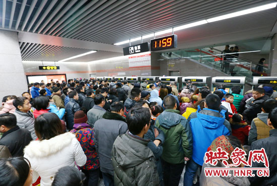 地鐵開(kāi)通首日，上午十一點(diǎn)五十九分，紫荊山地鐵站售票機(jī)前擠滿了買(mǎi)票的市民。