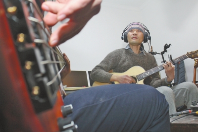 抱著吉他撥弄琴弦，子芙唱著自己的音樂。