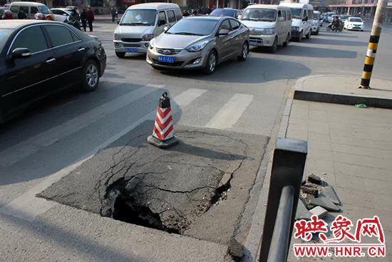南陽(yáng)路農(nóng)業(yè)路出現(xiàn)深坑，近看是因?yàn)闉r青充當(dāng)窨井蓋所致