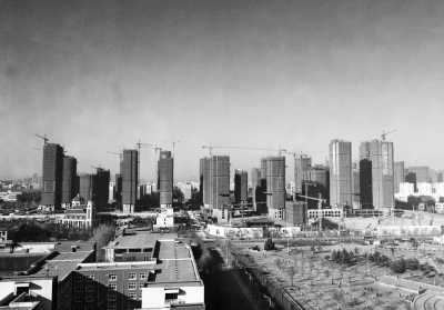 在鄭州市同一地點拍攝的照片，下為1月1日晴朗天氣，上為1月5日霧霾天氣。（拼接圖片）