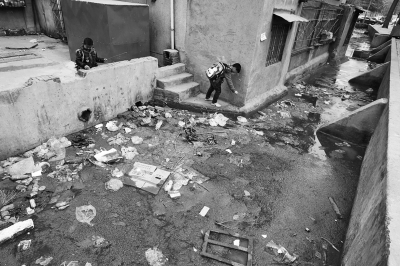 污水溝成了附近的孩子們放學(xué)后逗留的場(chǎng)所，十分令人擔(dān)憂。