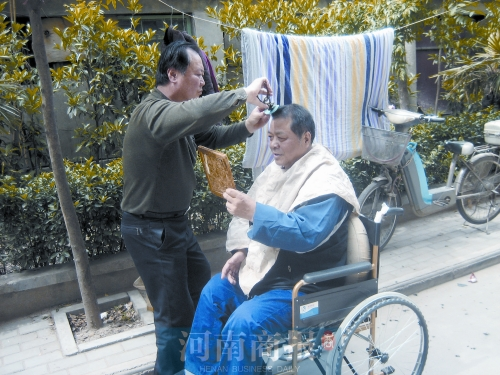 2011年8月18日，老鄰居給高新海剪發(fā)