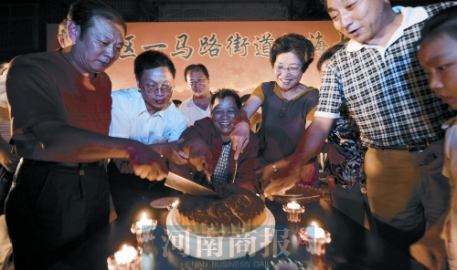 2008年9月14日，老鄰居們?yōu)楦咝潞Ｅe辦中秋賞月會 井勇/供圖