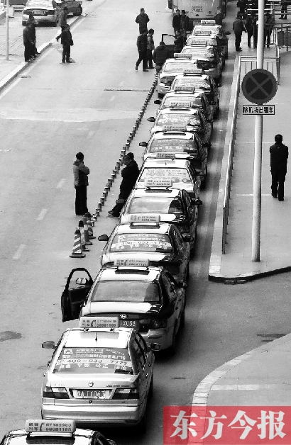 機場出租車等客區(qū)，停放的大部分都是藍色出租車