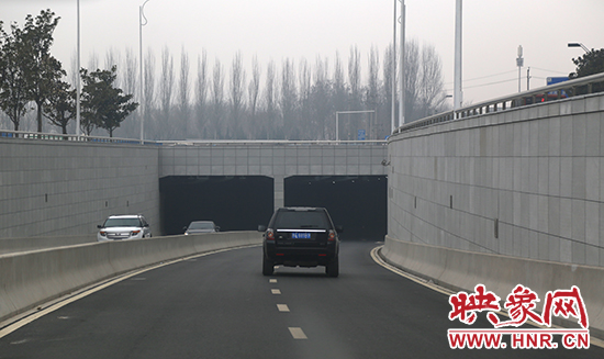 緯四路下穿中州大道隧道上過(guò)往的車輛 緯四路下穿中州大道隧道上過(guò)往的車輛