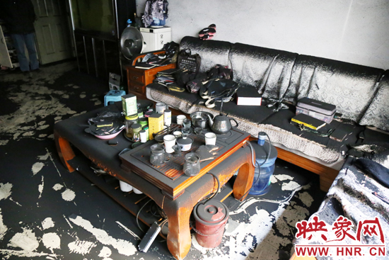 一樓住戶的家中到處都是黑煙灰兒，無(wú)法居住。