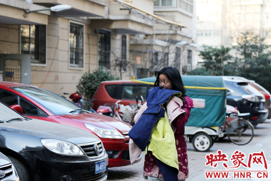 一名女孩的面容被熏黑。