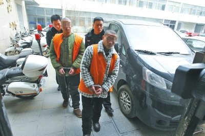 倆刑釋男子，冒充“富二代”，微信搜附近的人，專搶出入娛樂場所女性