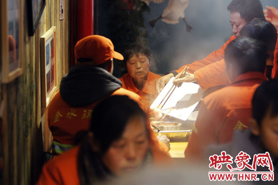 鄭州黃河路衛(wèi)生路附近一家火鍋店，宴請(qǐng)130名環(huán)衛(wèi)工人吃火鍋。