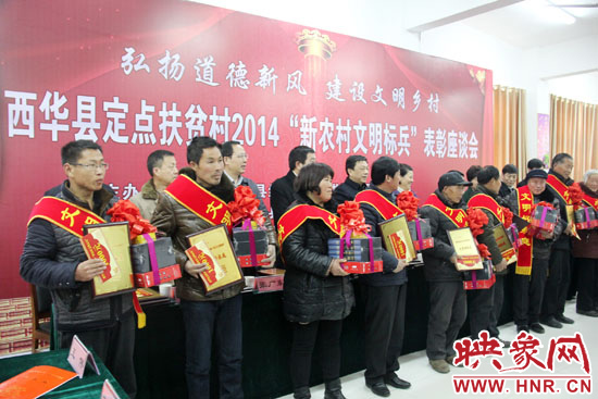 活動現(xiàn)場，領(lǐng)導(dǎo)們向獲得“文明好家庭”、“文明好孝賢”、“文明好青年”、“文明好媳婦”、“文明好學(xué)生”