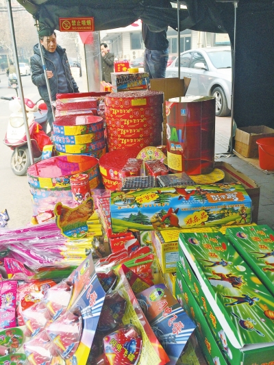 　鞭炮攤兒主售賣(mài)的煙花爆竹種類(lèi)齊全。