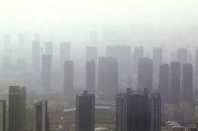 霧霾治理，任重道遠(yuǎn)。記者 洪波攝