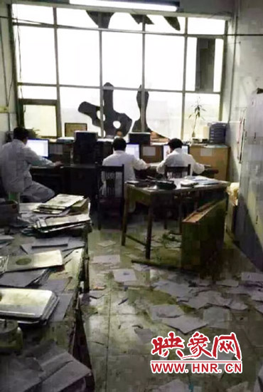 醫(yī)院辦公室內(nèi)病人病歷被扔了一地。（圖片來自網(wǎng)絡(luò)）