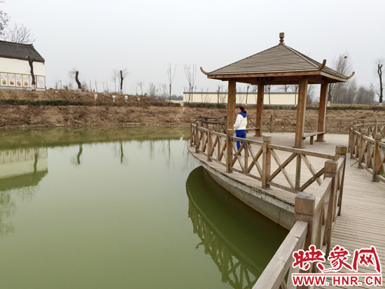 事發(fā)處就挨著亭子。