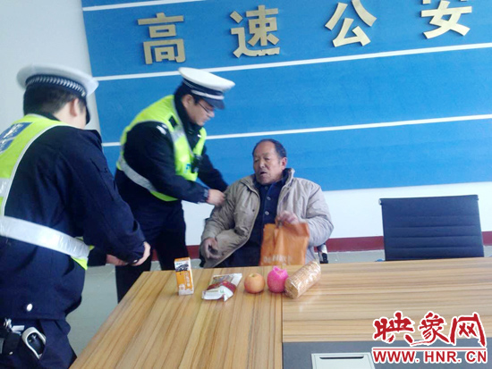 民警將老人帶回駐地。