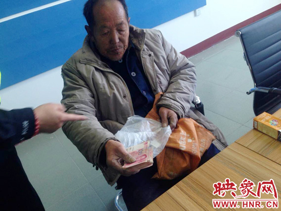 在把老人帶回駐地后，老人竟又從身上掏出幾千元現(xiàn)金要塞給民警。