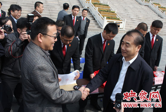 省高院院長(zhǎng)張立勇親手將一把車(chē)鑰匙交給買(mǎi)受人