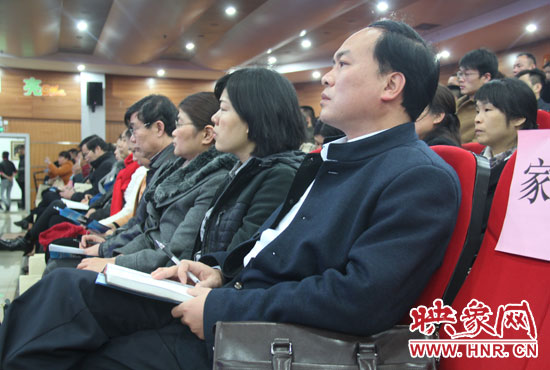 認真聽取招生政策的學(xué)生家長。