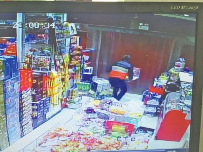 監(jiān)控中顯示，當(dāng)時竊賊抱起募捐箱就跑。