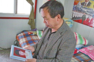 　每次想起自己3歲小孫女的無(wú)辜離世，老高都深深地悔恨自己交友不慎