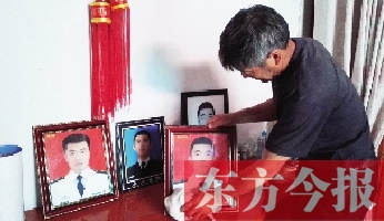 沉浸在悲痛之中的魯有海，擦拭著孩子的遺照