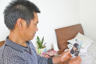 46歲的山村農(nóng)民祁振崗在失去兒子的同時(shí)，又陷入了“沒錢帶兒子回家”的揪心之痛中。