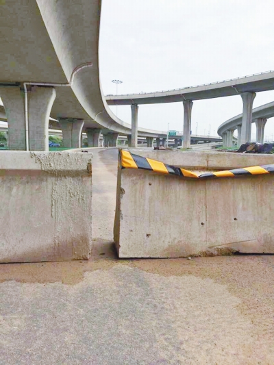  京廣快速路北延地面道路北三環(huán)入口處，一排石墩擋道，不讓入內(nèi)。