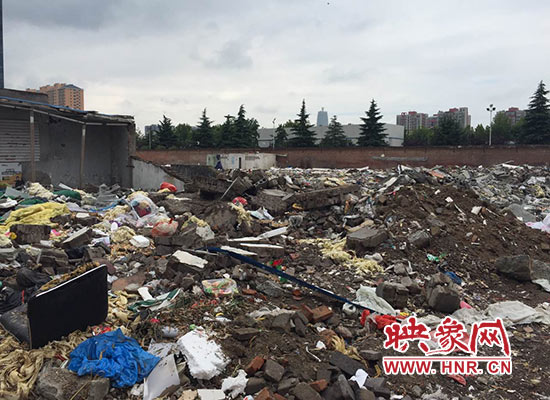 鄭東新區(qū)一菜市場堆滿垃圾 鄭東新區(qū)一菜市場堆滿垃圾