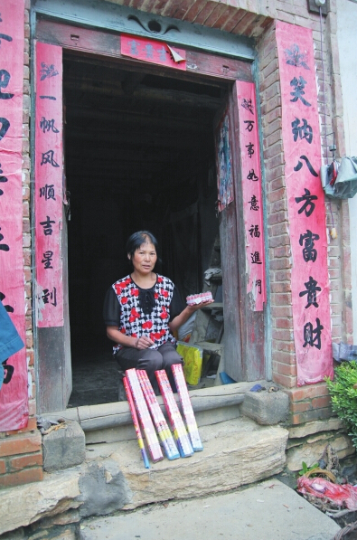 村民楊女士買來閃光雷、爆竹防衛(wèi)