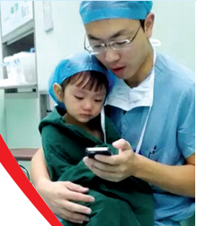 對于網(wǎng)友的點(diǎn)贊，石醫(yī)生說，是孩子太可愛了，所以照片才得到這么多贊美。圖片來自網(wǎng)絡(luò)。