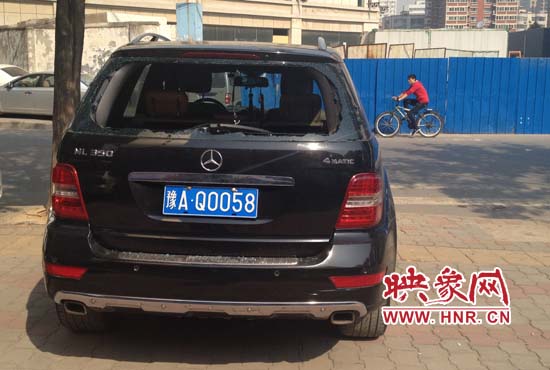 奔馳車夜停路邊被砸，損失萬元以上