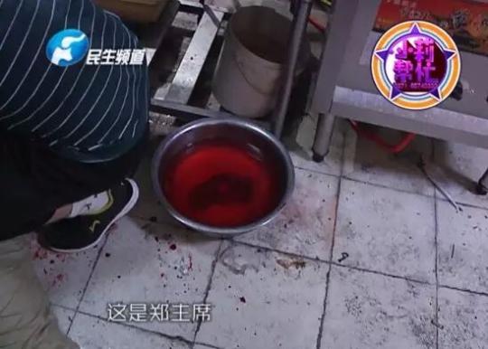 老板竟突然在廚房?jī)?nèi)割腕自殺!發(fā)現(xiàn)意外情況后，小莉趕緊對(duì)傷者進(jìn)行包扎，并撥打了120急救電話。