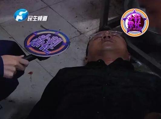 老板竟突然在廚房?jī)?nèi)割腕自殺!發(fā)現(xiàn)意外情況后，小莉趕緊對(duì)傷者進(jìn)行包扎，并撥打了120急救電話。